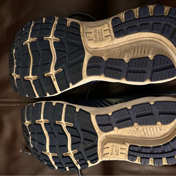 Brooks Ghost 12 Women’s Running Shoe. EUC - Picture 4 of 5